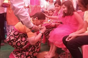 रायबरेली: स्मृति ईरानी ने कन्या पूजन कर सभी के स्वस्थ जीवन की कामना की, धुले कन्याओं के पैर