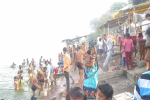 रायबरेली: गंगा तटों पर लगी भीड़, मंदिरों में हो रही भगवान राम की पूजा