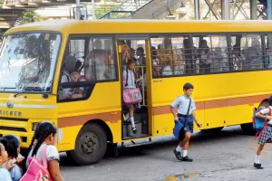 बरेली: स्कूली वाहनों के परमिट सरेंडर करने में लगे वाहन मालिक