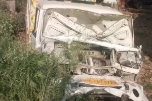 पीलीभीत: श्रद्धालुओं की पिकअप पुलिया से टकराई, दो की मौत
