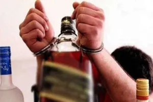 गरमपानी: कमरे से 19 पेटी देसी शराब बरामद, एक धरा