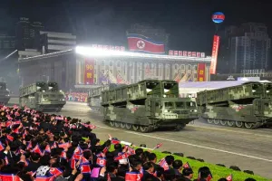 किम जोंग ने दुनिया को दिखाई महाविनाशक मिसाइलें, उकसाने के खिलाफ इस्तेमाल की दी धमकी