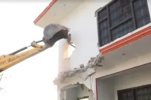 Manish Gupta murder case: आरोपी तत्कालीन इंस्पेक्टर के घर पर चला ‘बाबा का बुल्डोजर’, ढहाया जा रहा 3 मंजिला मकान