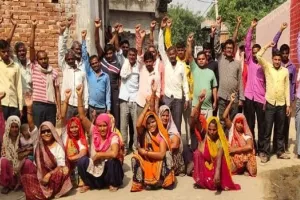 अमरोहा : विद्युत आपूर्ति सुचारू न होने के कारण ग्रामीणों में भारी रोष, किया प्रदर्शन