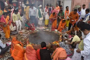 अयोध्या: चैत्र नवरात्रि की अष्टमी पर मंदिरों में हवन-पूजन के लिए उमड़ी भक्तों की भीड़