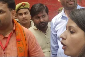 सपा नेत्री पूजा शुक्ला ने गिनाई भाजपा की कमियां तो BJP कार्यकर्ताओं ने जताया विरोध