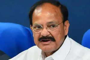 लखनऊ पहुंचे उपराष्ट्रपति वेंकैया नायडू, कल रामलला का दर्शन करने जायेंगे अयोध्या