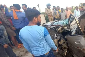 रायबरेली में दर्दनाक सड़क हादसा: टायर फटने से डिवाइडर से टकराई कार, दंपती की मौत