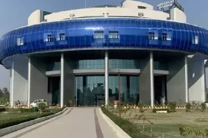 गौशाला नहीं प्रयोगशाला चाहिए: बीबीएयू में फिर लगे विवादित पोस्टर, बढ़ा तनाव