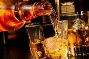 सीतापुर: शाम होते ही शराब की दुकान पर लग जाता है जमावड़ा, राहगीरों को हो रही परेशानी