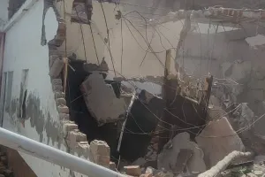 बहराइच: गैंगस्टर अपराधी के मकान पर चला बुलडोजर, रिश्तेदारों के मकान को भी ढहाया गया