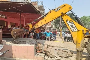 संभल : प्रशासन का चला अतिक्रमण अभियान, गरजा बुलडोजर, मचा हड़कंप