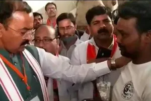 बाराबंकी: डिप्टी सीएम के पैरों पर गिरकर रोने लगा भाजपा का बूथ अध्यक्ष, पुलिस और दबंगों पर लगाया उत्पीड़न का आरोप