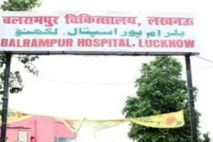 बलरामपुर हॉस्पिटल में गंदगी मिलने पर अस्पताल प्रशासन ने सफाई कंपनी को जारी किया नोटिस