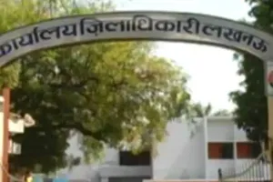 लखनऊ: आंसुओं में घुली न्याय की आस, नहीं मिल सका प्रशासन का प्रकाश, बस एक ही उत्तर- व्यस्त हैं डीएम साहब…