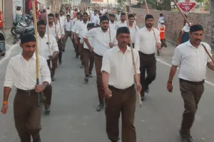 अयोध्या: स्वयंसेवकों ने पथ संचलन कर अनुशासन का दिया परिचय, लोगों ने किया पुष्प वर्षा