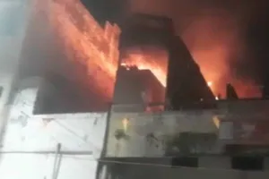 बहराइच: लकड़ी के गोदाम में लगी आग, दमकल कर्मियों ने कड़ी मशक्कत के बाद पाया काबू