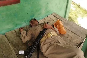 अयोध्या: पेट पर मशीन गन रखकर ड्यूटी के दौरान नशे में सोता मिला सिपाही, तस्वीर वायरल