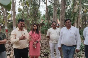 बहराइच: डीएम ने सरकारी आवास से एकत्रित किया पराली, बिक्री पर मिला 9975 का चेक, किसानों से की यह अपील