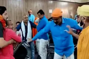 वाराणसी: रामनगर नगर पालिका बोर्ड की बैठक में सभासदों के बीच चली कुर्सियां, जान बचाकर भागीं पालिकाध्यक्ष व महिला सभासद