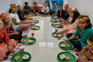 अयोध्या: नवमी पर देवी मंदिरों में दर्शन-पूजन को उमड़ी आस्था, घर-घर पूजी गईं कन्याएं