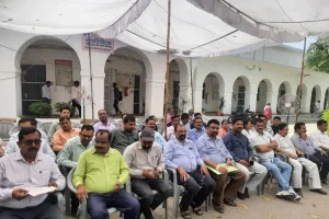 बरेली: एसडीएम की गिरफ्तारी की मांग, कलेक्ट्रेट और जिले की तहसीलों में कामकाज बंद