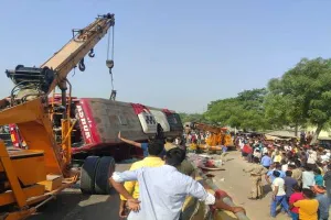 अयोध्या: पलटते ही मची चीख-पुकार, डेढ़ घंटे की रेस्क्यू के बाद पुलिस ने खिड़की तोड़ मृतक और घायलों को निकाला