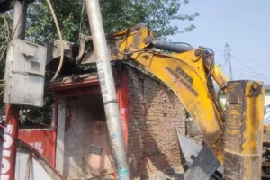 हल्द्वानी: वर्कशॉप लाइन में गरजी नगर निगम की जेसीबी, नहर और फुटपाथ पर कब्जा कर हो रहा था कारोबार