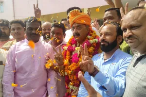 बरेली: जीत के बाद महाराज सिंह ढोल नगाड़ों के साथ पहले पहुंचे केशव कृपा भवन बाद में पार्टी कार्यालय