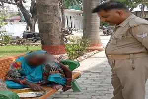 बाराबंकी: थाने के मुख्य आरक्षी ने मानवता की मिसाल की पेश, भूखी वृद्ध महिला को पहले भोजन कराया फिर किया समस्या का समाधान