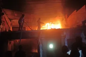 पीलीभीत: मुख्य बाजार में फर्नीचर की दुकान में लगी आग, हड़कंप