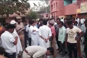 पीलीभीत: बाइक को टक्कर मार पलटी मैजिक, एक की मौत, छह घायल