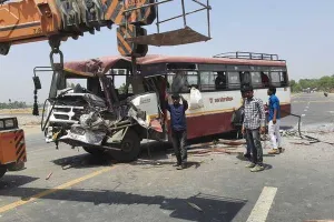 बाराबंकी: पूर्वांचल एक्सप्रेस वे पर हुआ बड़ा हादसा, ट्रक से टकराई रोडवेज बस, 20 घायल