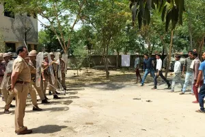 शाहजहांपुर: बलवाइयों पर पुलिस ने दागी एंटी राइट गन, छोड़े आंसू गैस के गोले