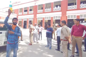 शाहजहांपुर: जमीन पर कब्जे से परेशान युवक पेट्रोल लेकर कलक्ट्रेट पहुंचा