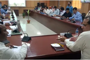 मंडलायुक्त ने अयोध्या विजन डॉक्यूमेंट के विकास कार्यों की समीक्षा, बाढ़ सुरक्षा के कार्यों में तेजी लाने के दिये निर्देश