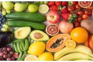 अयोध्या: चार रुपए में कैसे बांटे स्कूल में बच्चों को सेब, केला, अंगूर?