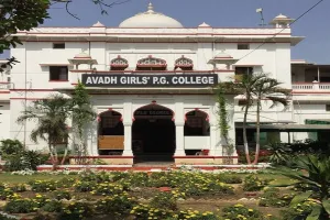 लखनऊ: अवध गर्ल्स डिग्री कॉलेज में मंत्री योगेन्द्र उपाध्याय ने बांटे टेबलेट, छात्रों में दिखी खुशी की लहर