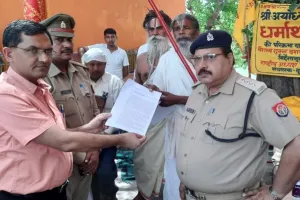 अयोध्या: अवैध निर्माण को लेकर बिफरे संत, अन्न-जल त्यागने की दी धमकी, अधिकारियों को सौंपा ज्ञापन