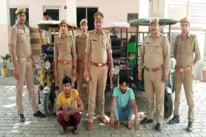 संभल : लूटी गई ई-रिक्शा समेत दो बदमाश गिरफ्तार, नशीली कोल्डड्रिंक पिलाकर करते थे चोरी