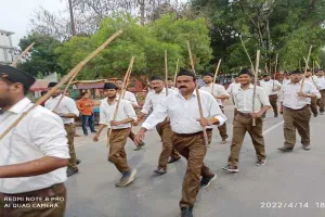बहराइच: आरएसएस के पथ संचलन में जगह जगह हुई फूलों की बारिश