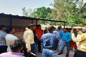 बहराइच : बर्खास्त किये गये तीन एम्बुलेंस कर्मी, आक्रोश