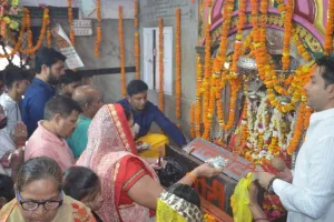 अयोध्या: कलश स्थापना के साथ नवरात्र की हुई शुरुआत, मंदिरों में उमड़ी भीड़