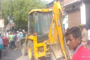 बाराबंकी : अतिक्रमण पर चला बुलडोजर, दुकानदारों को प्रशासन ने दी शख्त हिदायत