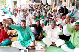 अमरोहा : किसानों ने मांगों को लेकर कलेक्ट्रेट पर किया प्रदर्शन, दी चेतावनी