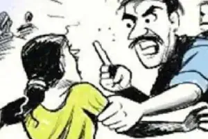 कन्नौज: बिना पूछे नानी के घर जाने पर पिता नें पुत्री को चप्पलों से पीटा,हाथ को दाँतों से काटकर किया जख्मी
