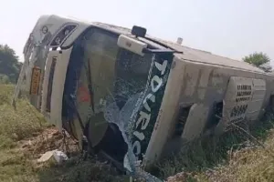 पंजाब: छात्रों से भरी टूरिस्ट बस पलटी, छात्रों की मची चीख-पुकार