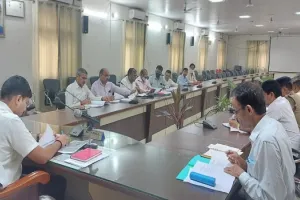 बाढ़ प्रभावित गांवों में जर्जर मकानों को चिह्नित  करें : डीएम