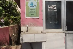 बाराबंकी: जिला अस्पताल में खराब पड़ा वाटर कूलर, पारा बढ़ने से बेहाल हुआ जनजीवन