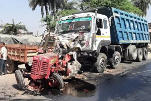 बाराबंकी: डंपर की टक्कर से ट्रैक्टर ट्राली के उड़े परखच्चे, तीन गंभीर रूप से हुए घायल